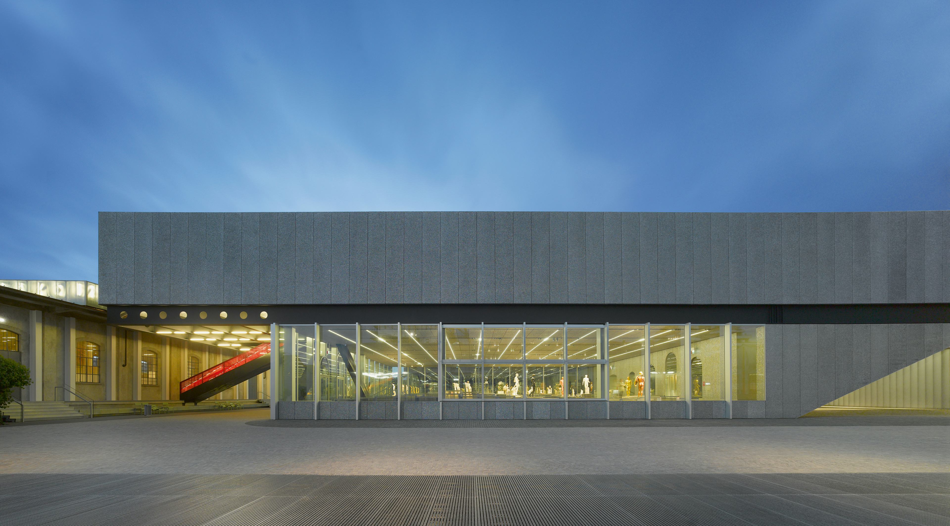 Het museum, een van de drie nieuwe gebouwen, biedt plaats aan tijdelijke exposities. Het is gemaakt van glas, beton en geëxplodeerd aluminium dat de schuimachtige oppervlakten vormt. - Beeld Roland Halbe