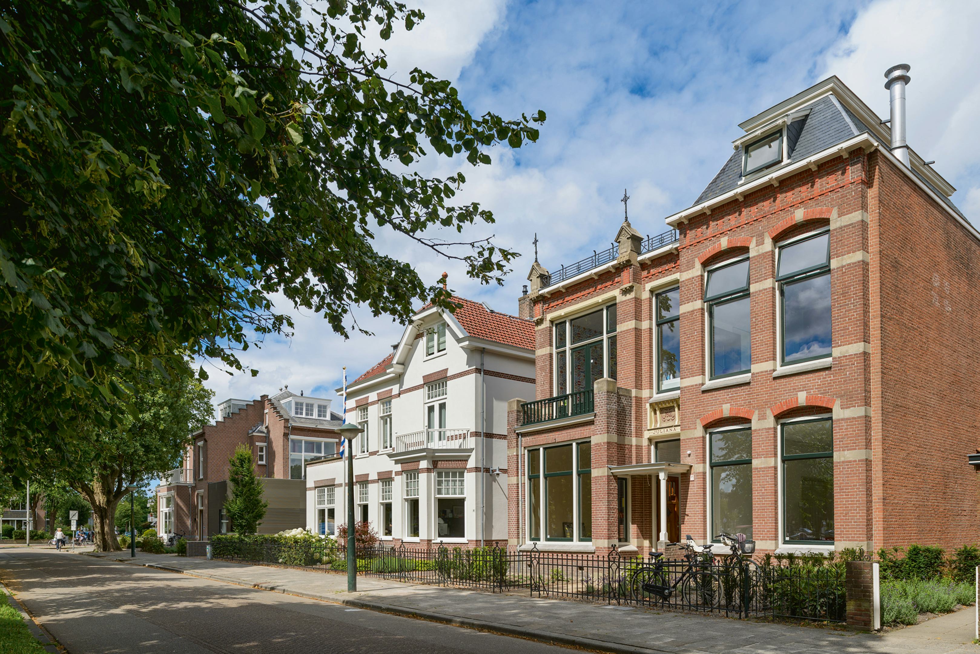 Villa Juliana is een gemeentelijk monument uit 1908, gelegen aan de oude vestinggracht in Leeuwarden - Beeld Pieter Kers