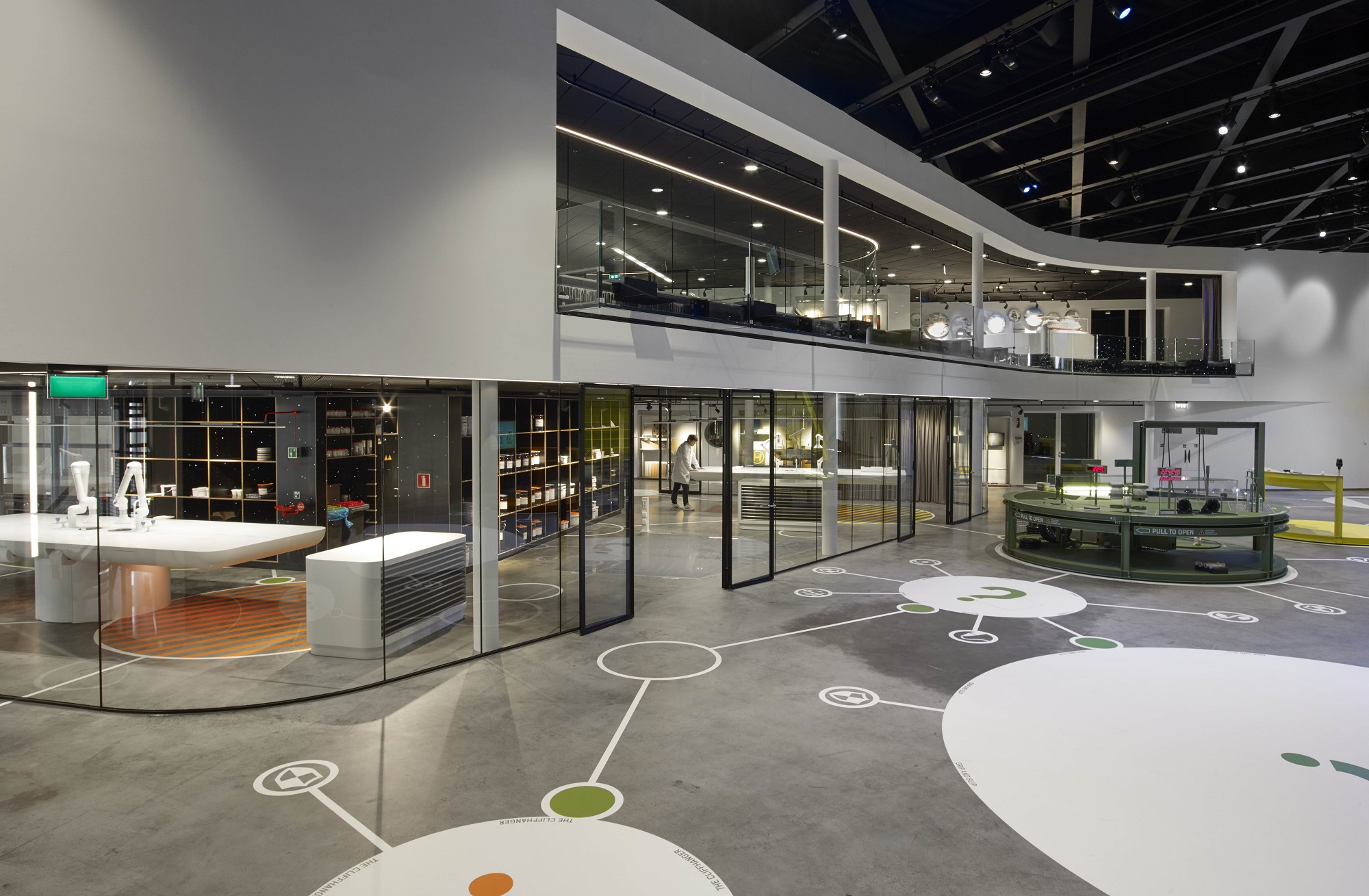 In het gebouw zijn de installaties in het zicht gelaten als verwijzing naar de maakindustrie. Beeld Jeroen Musch