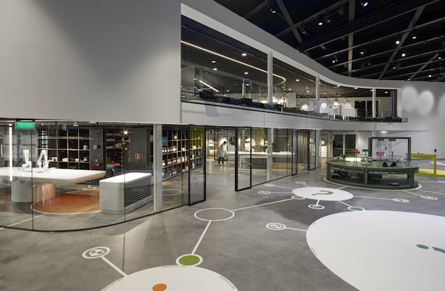 In het gebouw zijn de installaties in het zicht gelaten als verwijzing naar de maakindustrie. Beeld Jeroen Musch