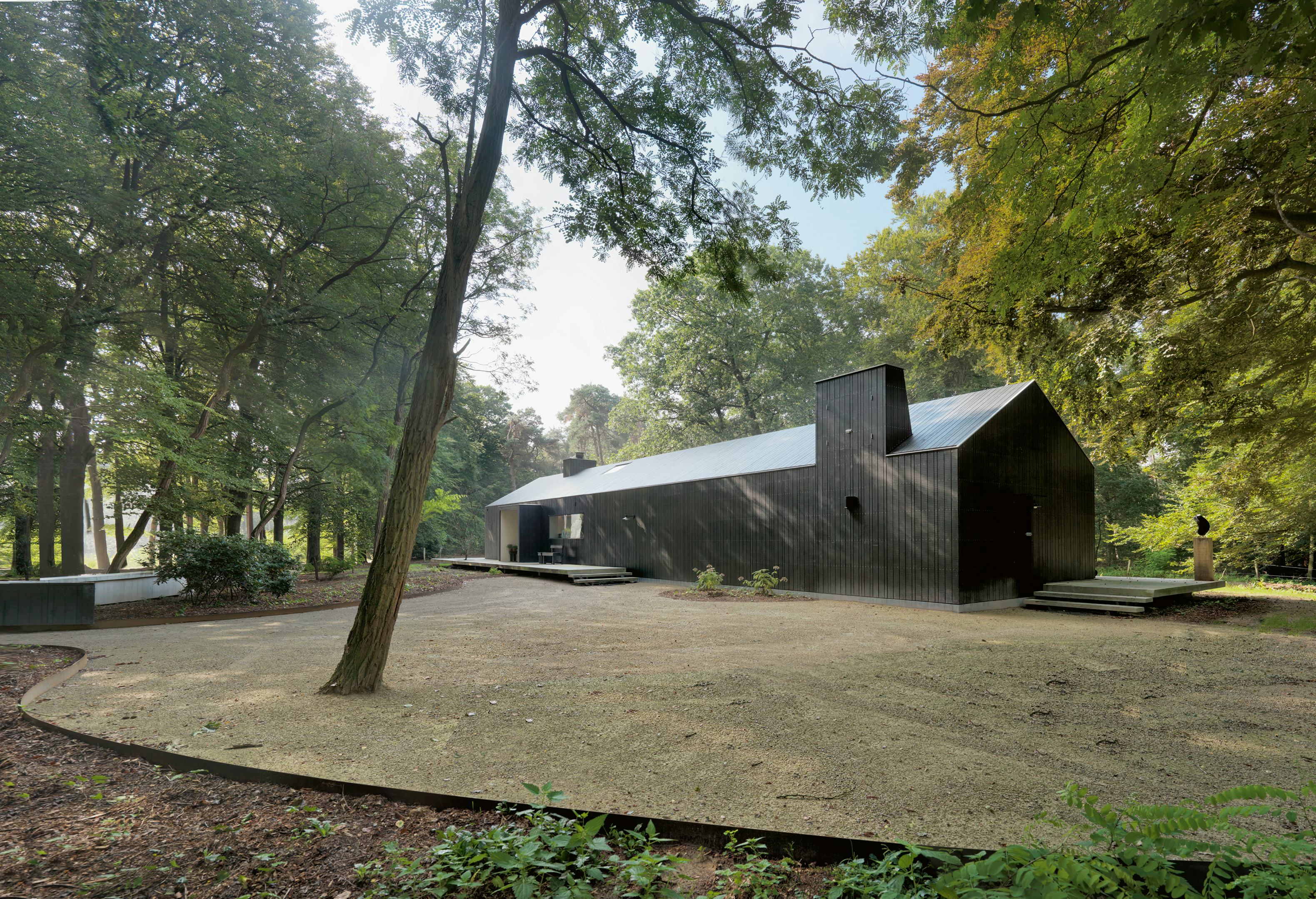 Het Brouwhuis is gelegen in het bossige landschap van Oisterwijk en verwijst naar de traditionele Brabantse schuren - Beeld Michel Kievits