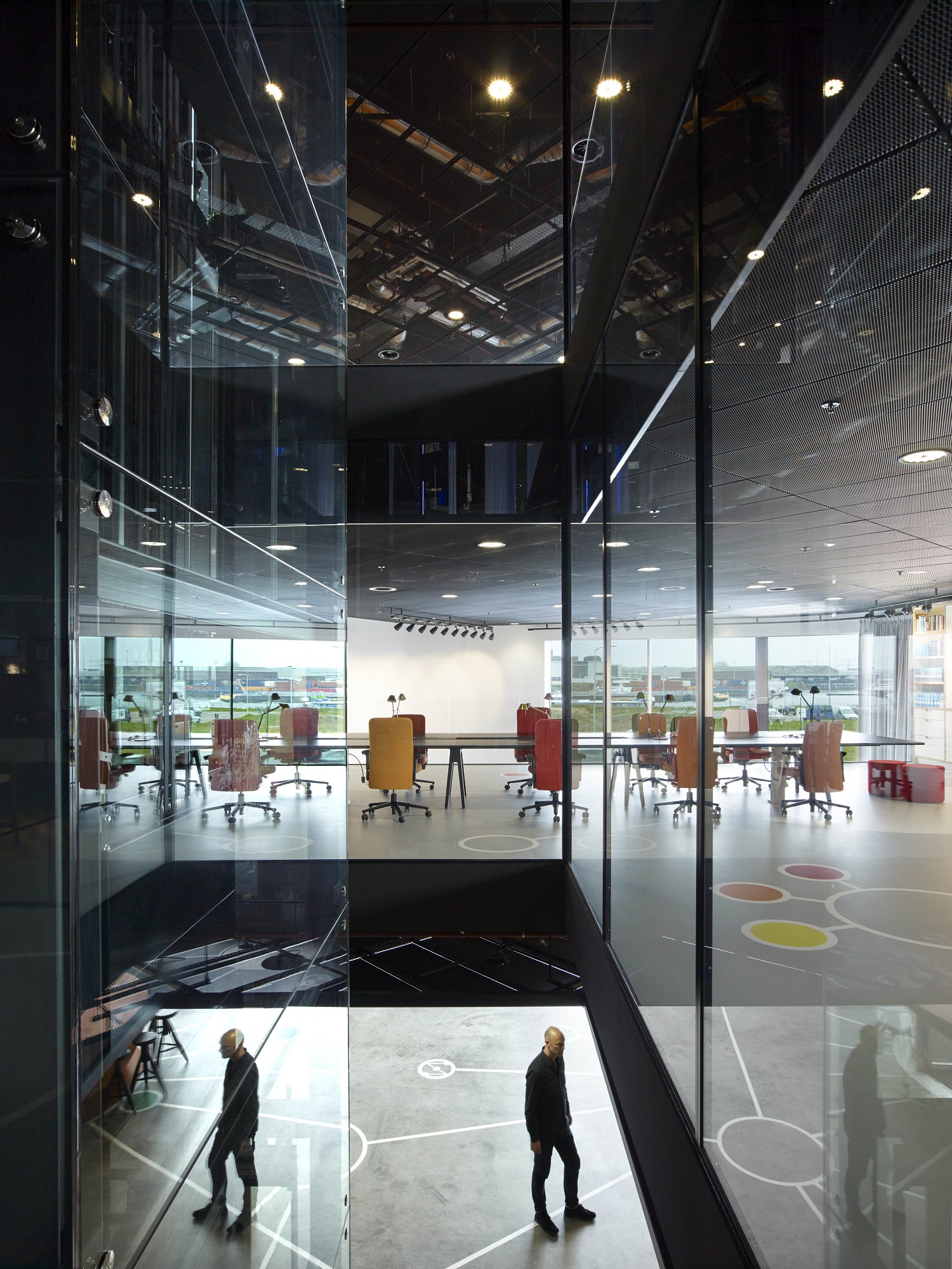 In het gebouw zijn de installaties in het zicht gelaten als verwijzing naar de maakindustrie. Beeld Jeroen Musch