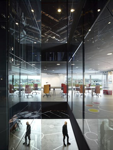 In het gebouw zijn de installaties in het zicht gelaten als verwijzing naar de maakindustrie. Beeld Jeroen Musch