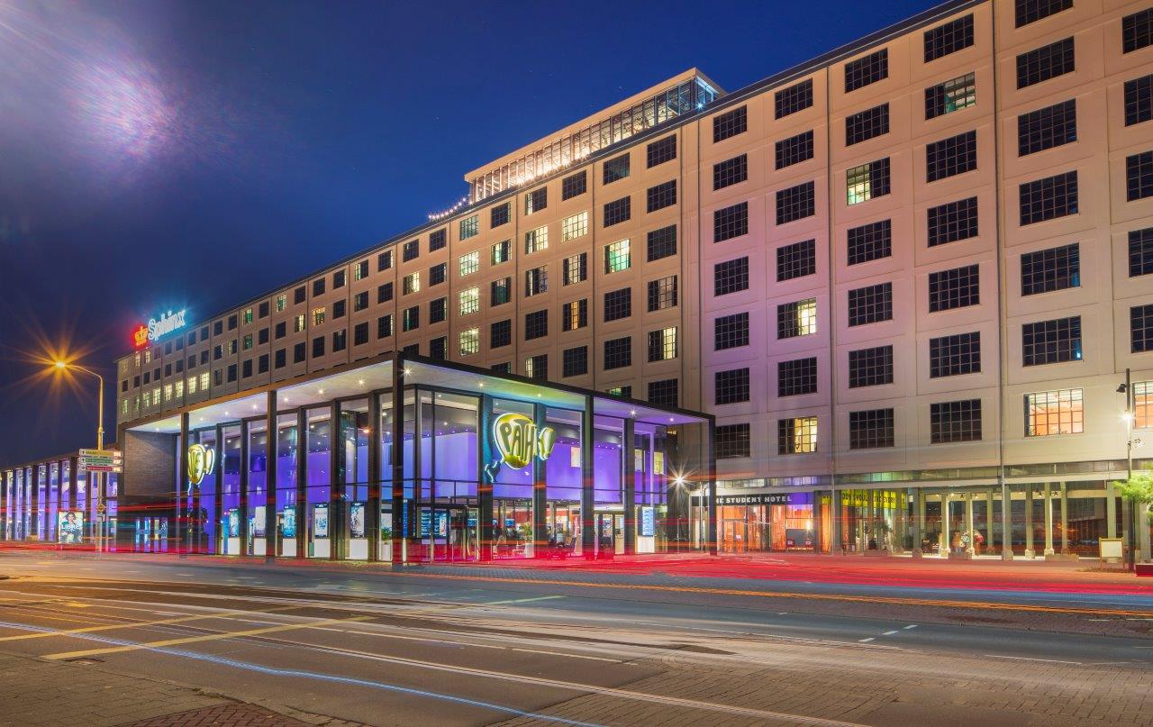 Eiffelgebouw (ontwerp Braaksma & Roos)en de daarvoor gelegen Pathé bioscoop (ontwerp Powerhouse Company) Beeld Fred Berghmans