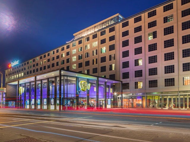 Eiffelgebouw (ontwerp Braaksma & Roos)en de daarvoor gelegen Pathé bioscoop (ontwerp Powerhouse Company) Beeld Fred Berghmans