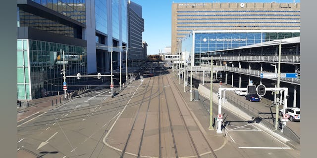 De Rijnstraat in Den Haag met links het ministerie van VROM. De ramen vormen een risico omdat er kans bestaat dat zij bij harde wind uit het gebouw vallen. De straat (nu leeg ivm het coronavirus) wordt dan uit voorzorg afgezet. Beeld Oscar de Wilde 