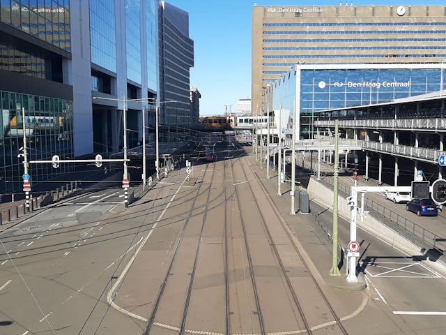 De Rijnstraat in Den Haag met links het ministerie van VROM. De ramen vormen een risico omdat er kans bestaat dat zij bij harde wind uit het gebouw vallen. De straat (nu leeg ivm het coronavirus) wordt dan uit voorzorg afgezet. Beeld Oscar de Wilde 
