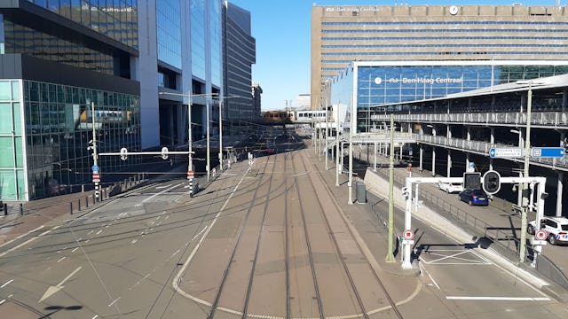 De Rijnstraat in Den Haag met links het ministerie van VROM.  De ramen vormen een risico omdat er kans bestaat dat zij bij harde wind uit het gebouw vallen. De straat (nu leeg ivm het coronavirus) wordt dan uit voorzorg afgezet. Beeld Oscar de Wilde
