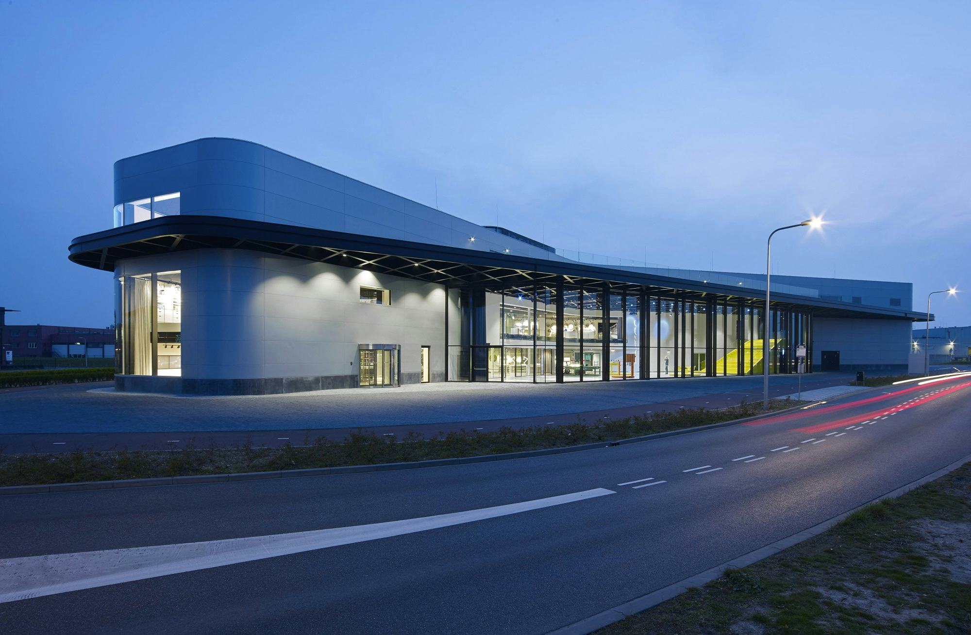 Door de glazen gevel opent het Bolidt Innovation Center zich naar de straat. Beeld Jeroen Musch