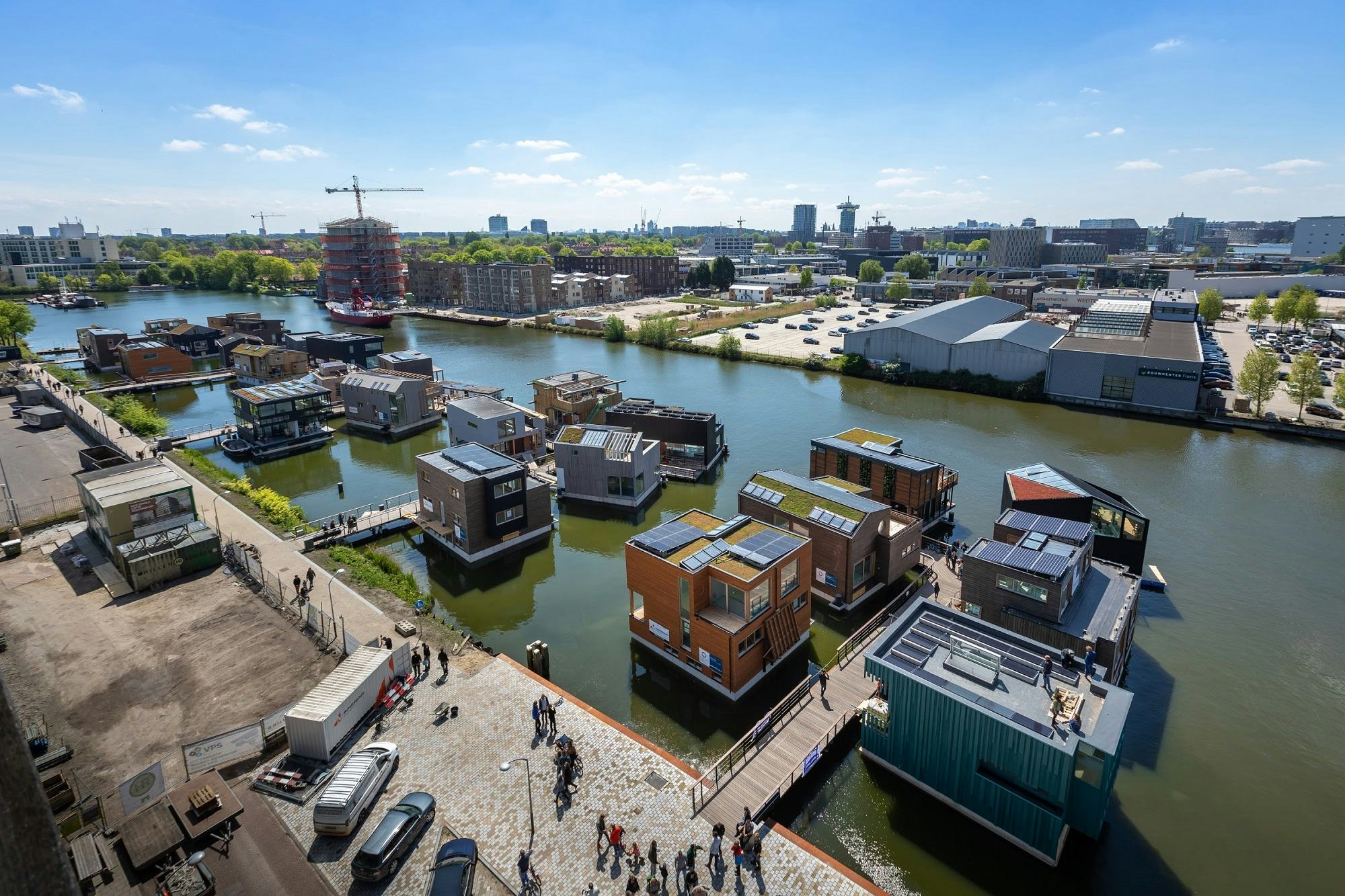 Stichting Schoonschip (namens 46 particuliere opdrachtgevers) met Schoonschip, Amsterdam | Ontwerp: Space&Matter, Metabolic en de ontwerpers van de 46 huishoudens is een van de genomineerden. Beeld Isabel Nabuurs