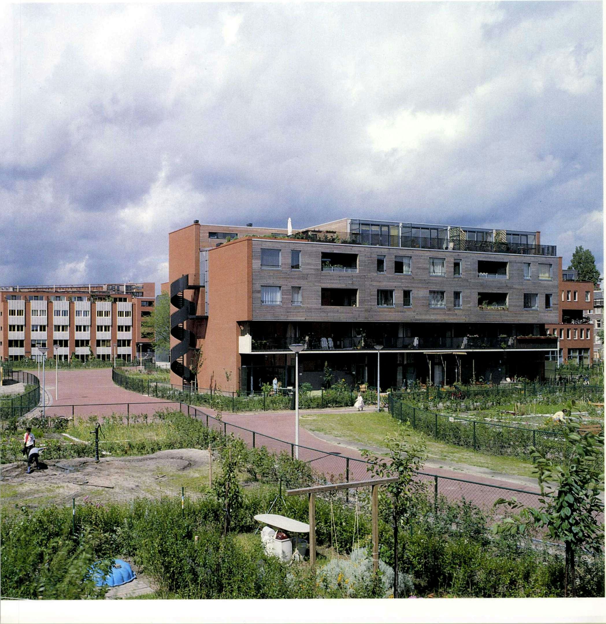 Woonblokken te midden van woonparadijzen - Beeld Luuk Kramer