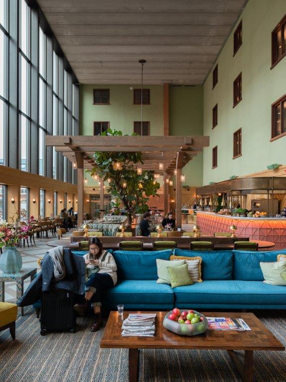 Lobby van het hotel, met dragende gevel aan de straatzijde en een plafond van kanaalplaten Beeld Max Hart Nibbrig