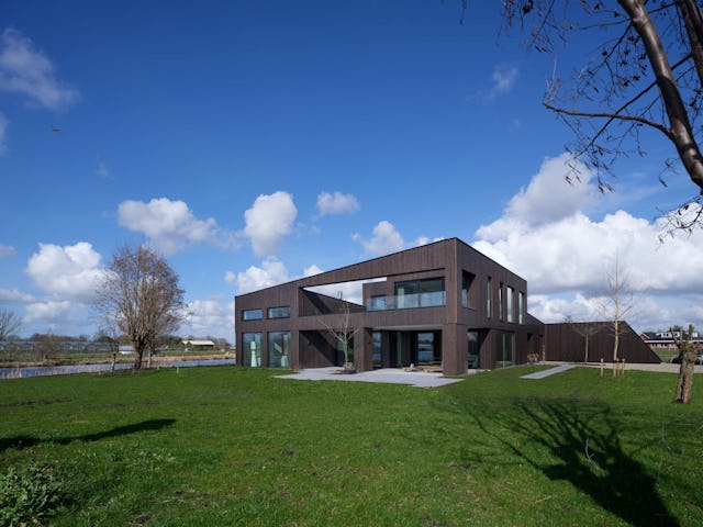 Villa Vuurlijn op een eiland in De Kwakel door Hoogeveen architecten. Beeld Ossip van Duivenbode