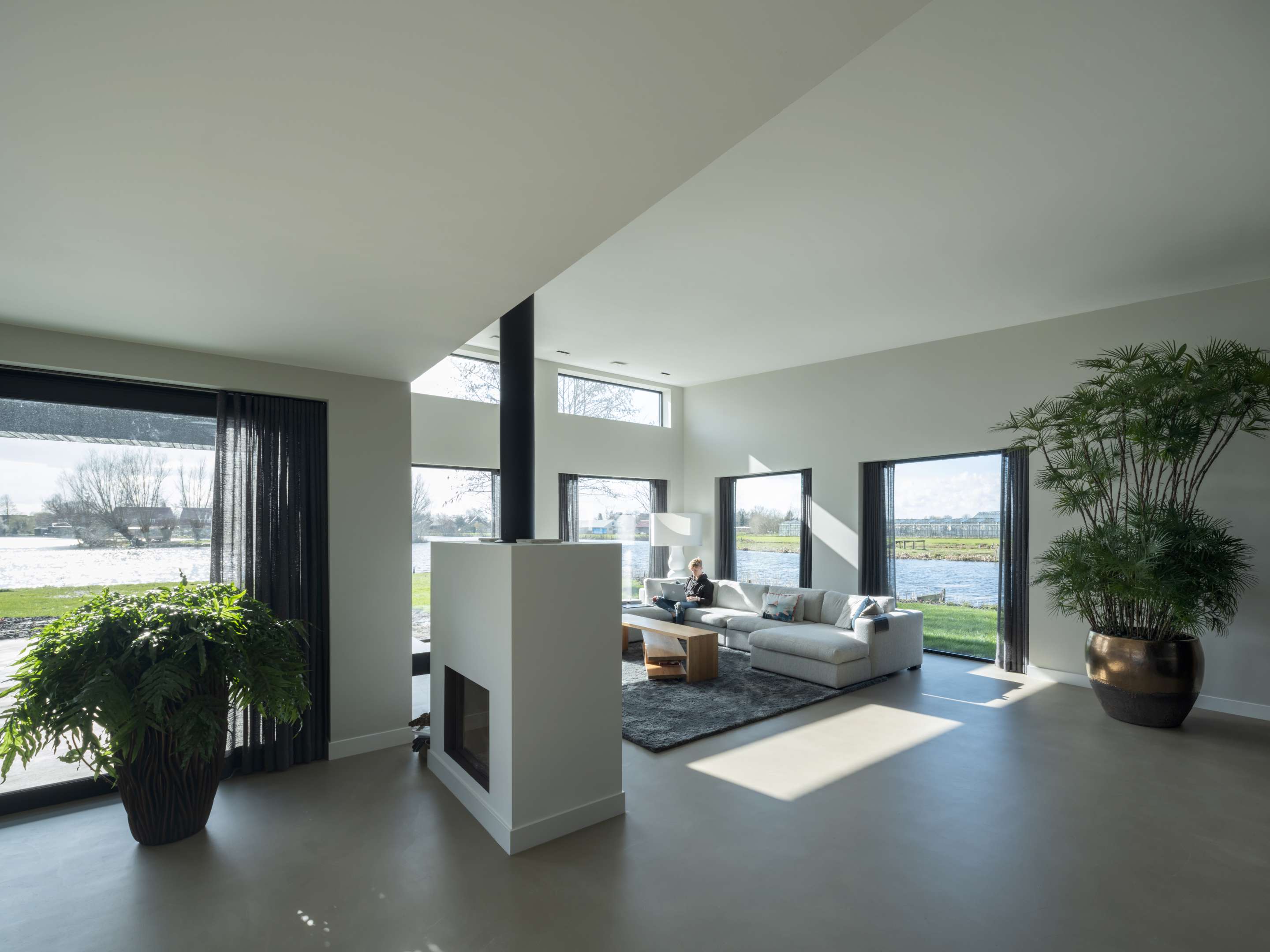 Villa Vuurlijn op een eiland in De Kwakel door Hoogeveen architecten. Beeld Ossip van Duivenbode