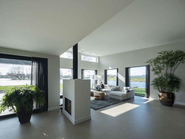 Villa Vuurlijn op een eiland in De Kwakel door Hoogeveen architecten. Beeld Ossip van Duivenbode