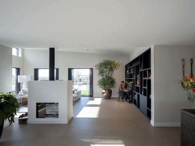 Villa Vuurlijn op een eiland in De Kwakel door Hoogeveen architecten. Beeld Ossip van Duivenbode