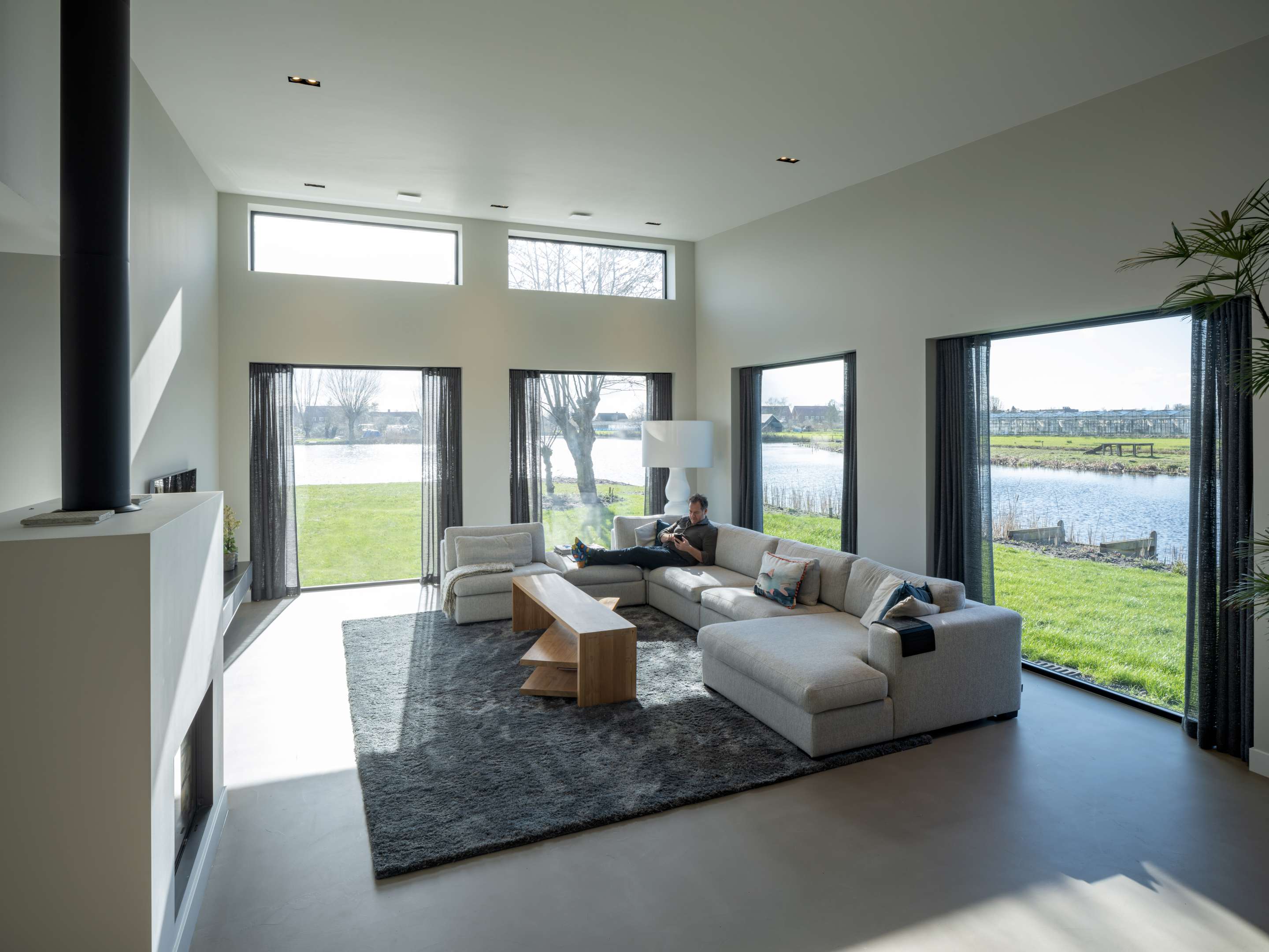 Villa Vuurlijn op een eiland in De Kwakel door Hoogeveen architecten. Beeld Ossip van Duivenbode