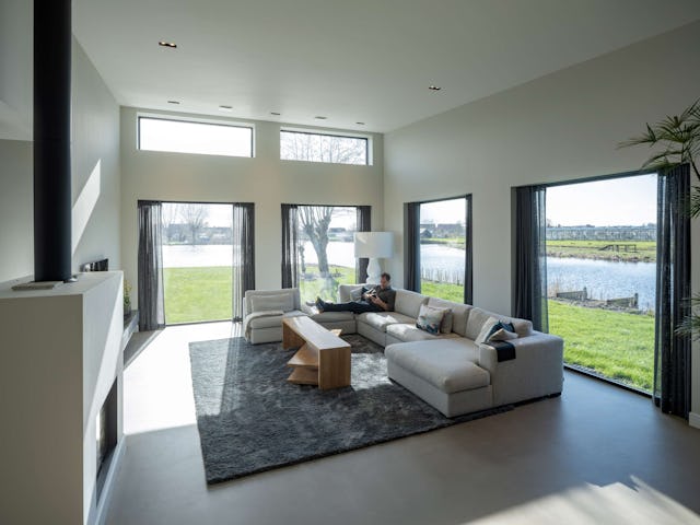 Villa Vuurlijn op een eiland in De Kwakel door Hoogeveen architecten. Beeld Ossip van Duivenbode