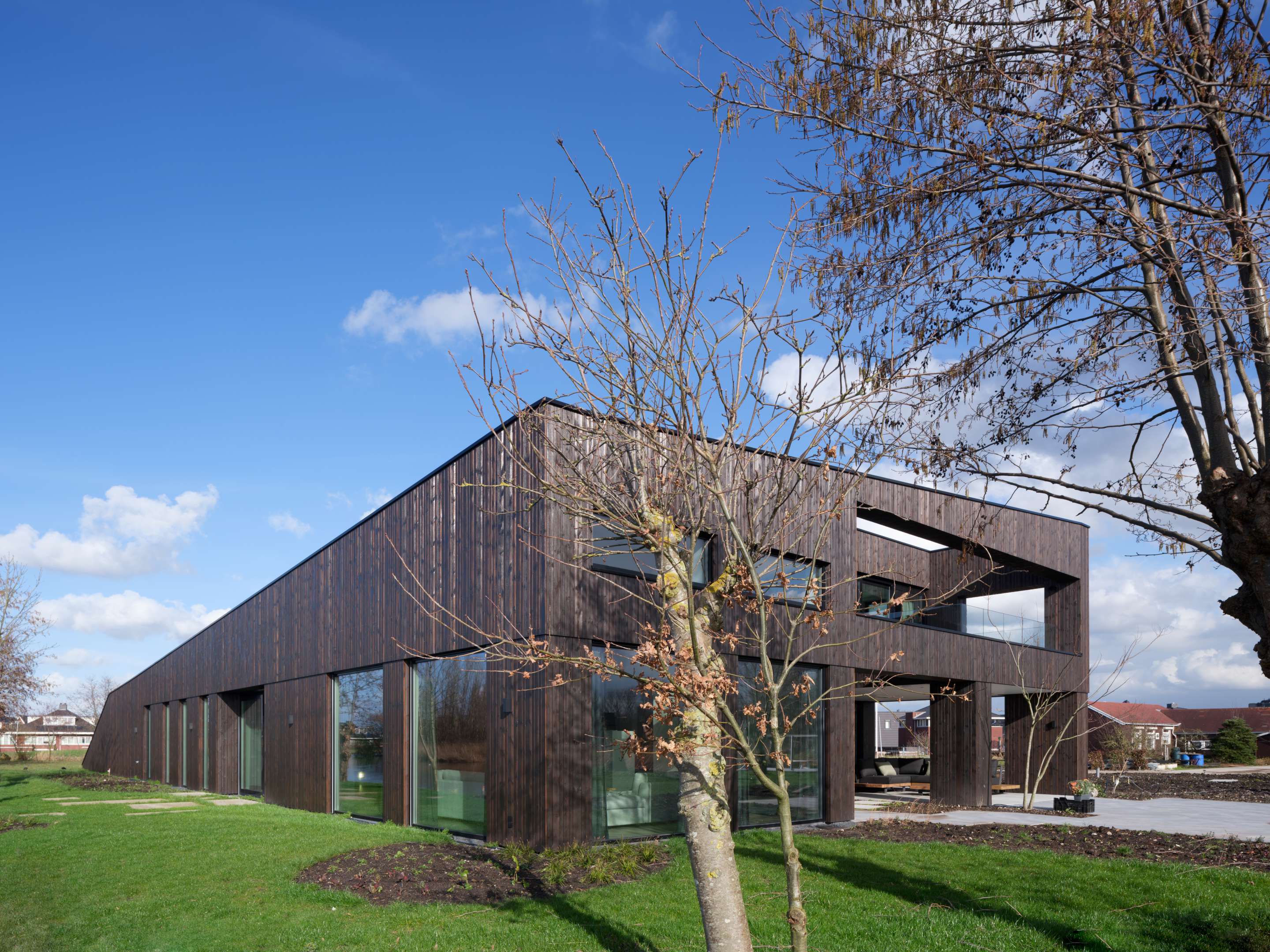 Villa Vuurlijn op een eiland in De Kwakel door Hoogeveen architecten. Beeld Ossip van Duivenbode
