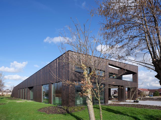 Villa Vuurlijn op een eiland in De Kwakel door Hoogeveen architecten. Beeld Ossip van Duivenbode