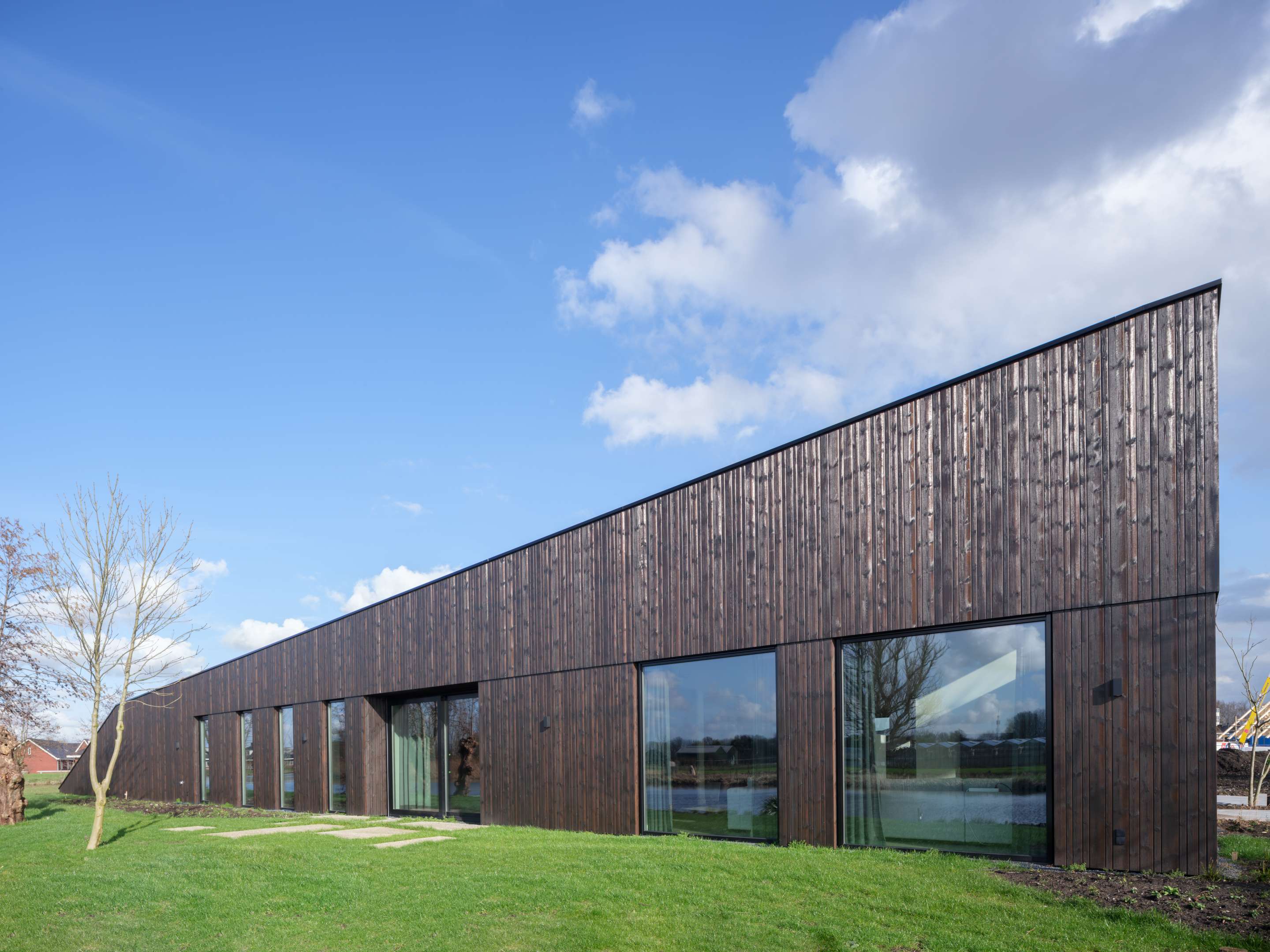 Villa Vuurlijn op een eiland in De Kwakel door Hoogeveen architecten. Beeld Ossip van Duivenbode