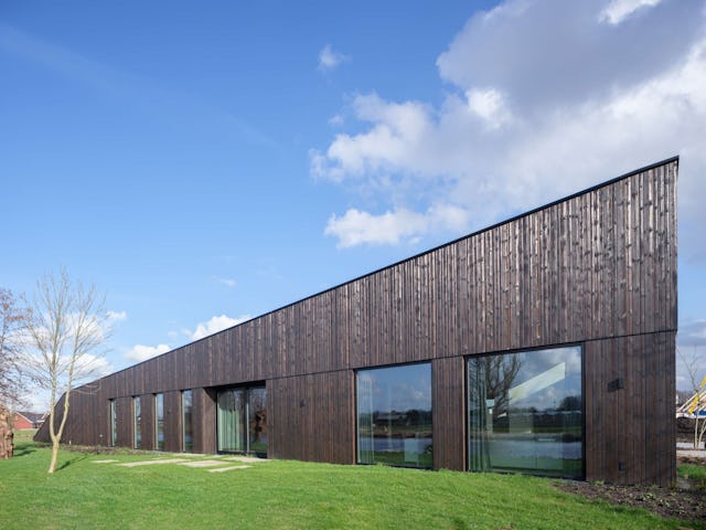 Villa Vuurlijn op een eiland in De Kwakel door Hoogeveen architecten. Beeld Ossip van Duivenbode