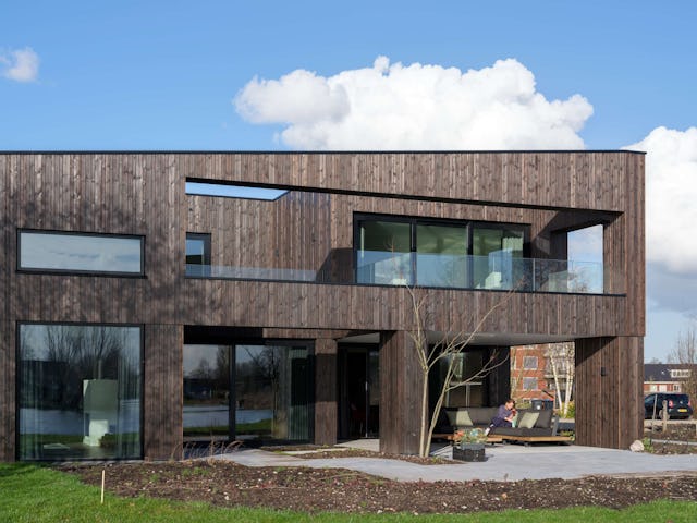 Villa Vuurlijn op een eiland in De Kwakel door Hoogeveen architecten. Beeld Ossip van Duivenbode