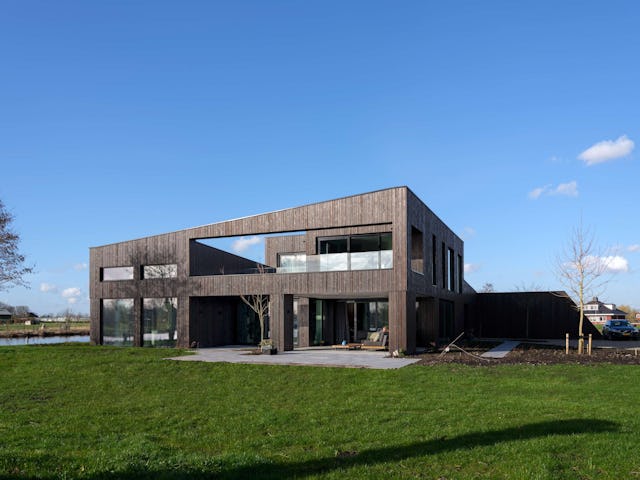 Villa Vuurlijn op een eiland in De Kwakel door Hoogeveen architecten. Beeld Ossip van Duivenbode