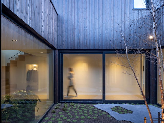 Villa Vuurlijn op een eiland in De Kwakel door Hoogeveen architecten. Beeld Ossip van Duivenbode