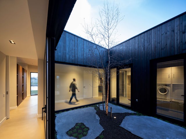 Villa Vuurlijn op een eiland in De Kwakel door Hoogeveen architecten. Beeld Ossip van Duivenbode