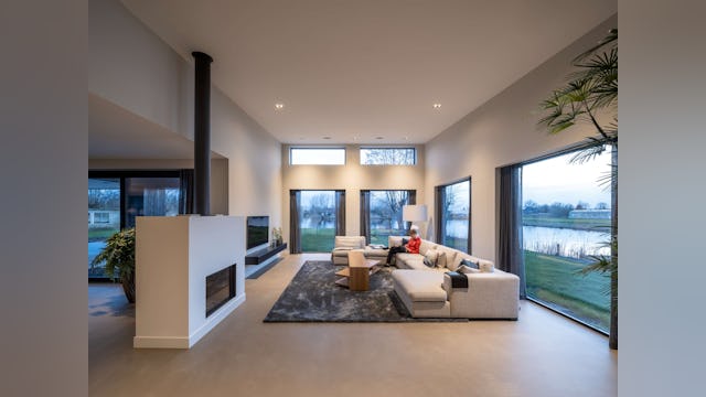 Villa Vuurlijn op een eiland in De Kwakel door Hoogeveen architecten. Beeld Ossip van Duivenbode