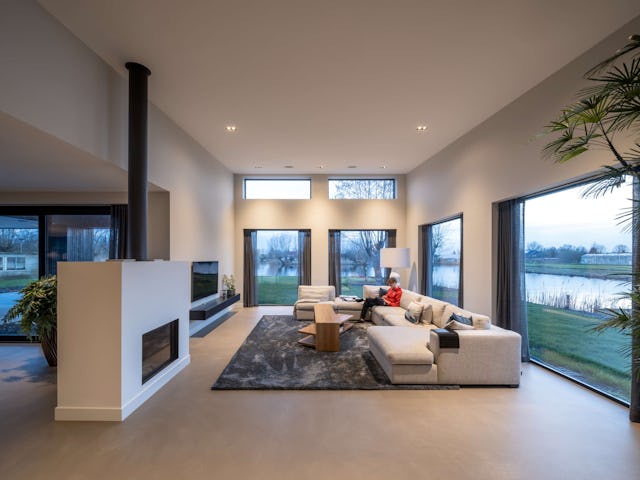 Villa Vuurlijn op een eiland in De Kwakel door Hoogeveen architecten. Beeld Ossip van Duivenbode