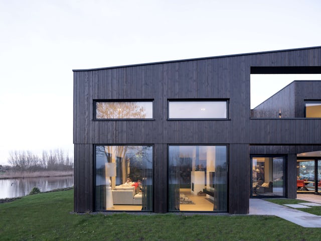 Villa Vuurlijn op een eiland in De Kwakel door Hoogeveen architecten. Beeld Ossip van Duivenbode