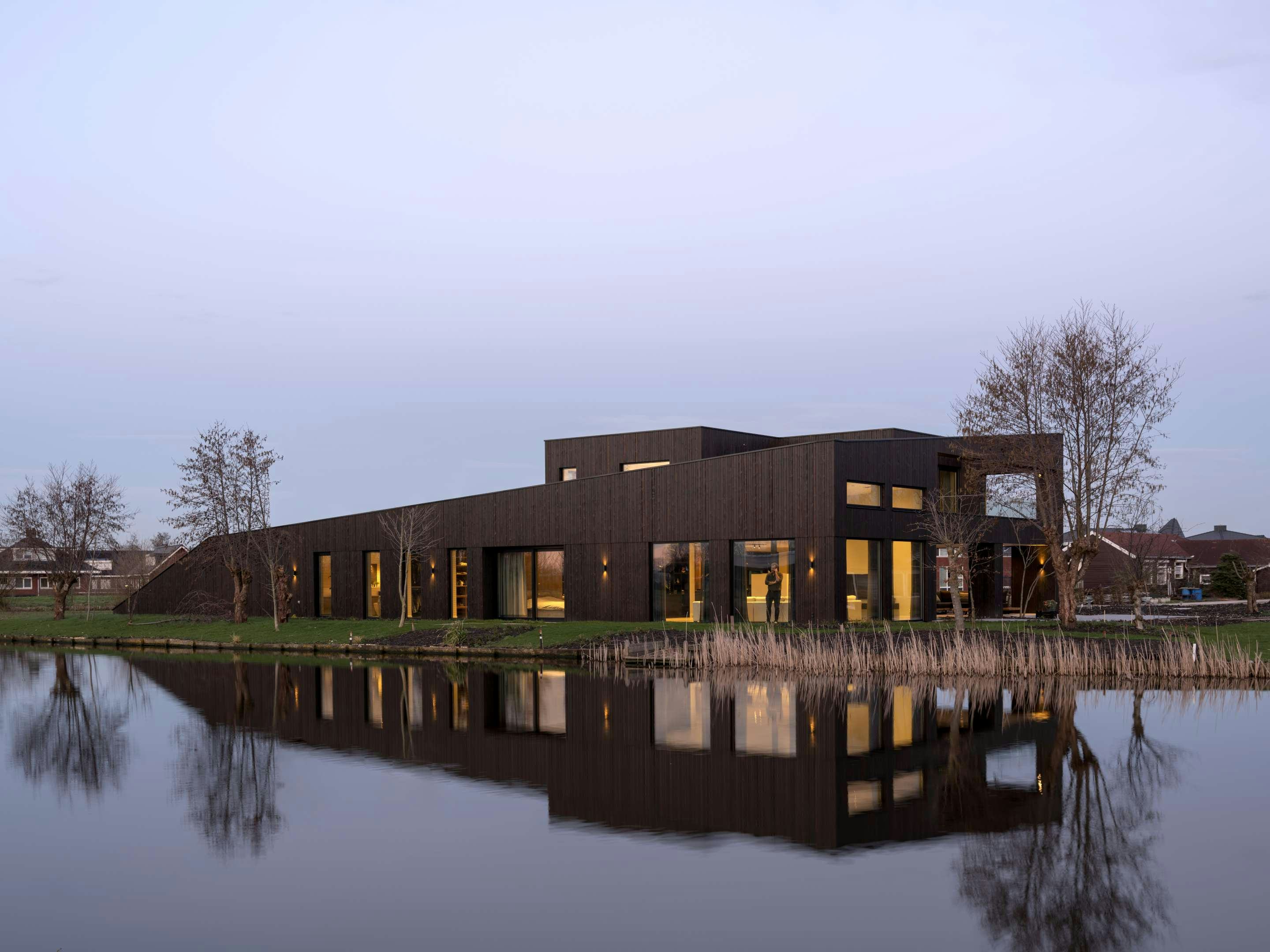 Villa Vuurlijn op een eiland in De Kwakel door Hoogeveen architecten. Beeld Ossip van Duivenbode