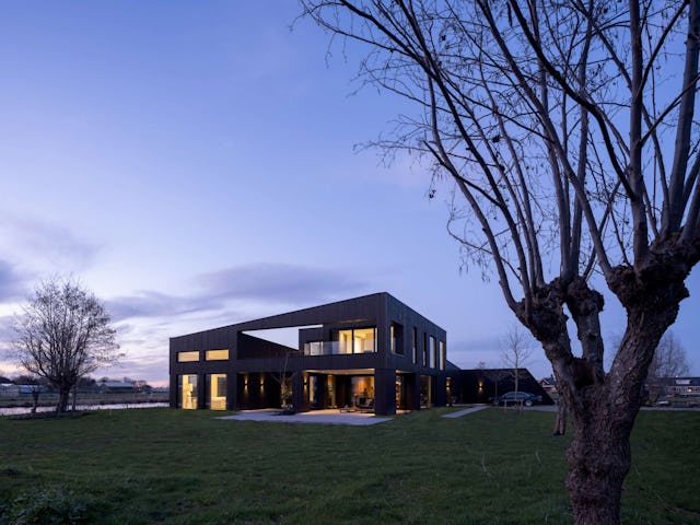 Villa Vuurlijn op een eiland in De Kwakel door Hoogeveen architecten. Beeld Ossip van Duivenbode