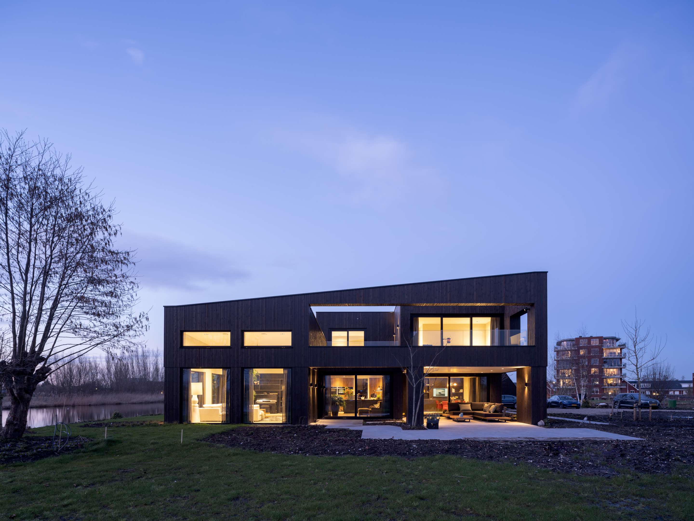 Villa Vuurlijn op een eiland in De Kwakel door Hoogeveen architecten. Beeld Ossip van Duivenbode