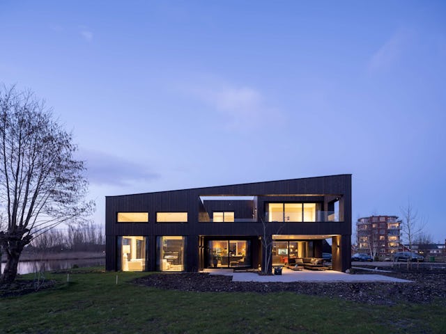 Villa Vuurlijn op een eiland in De Kwakel door Hoogeveen architecten. Beeld Ossip van Duivenbode