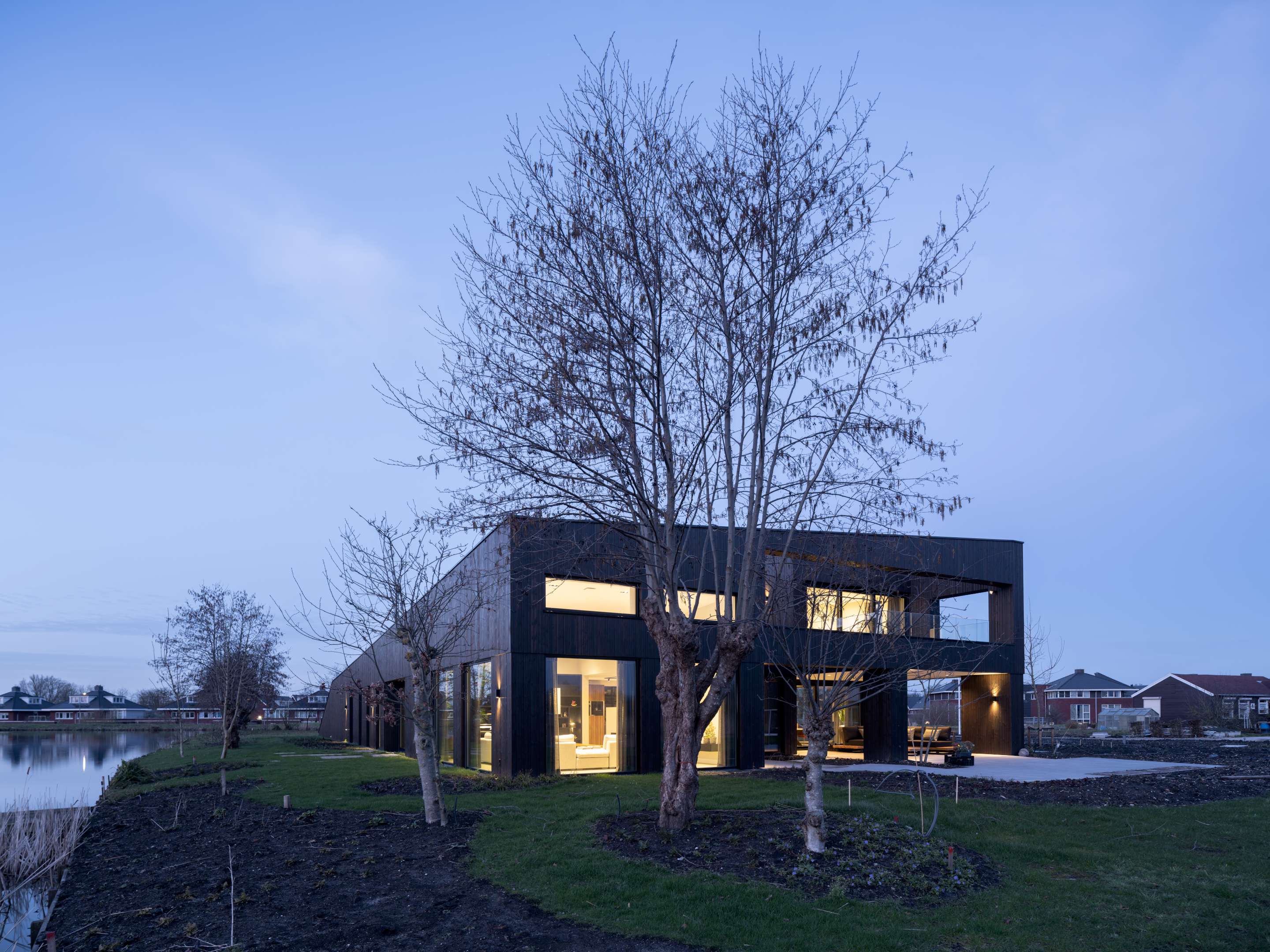 Villa Vuurlijn op een eiland in De Kwakel door Hoogeveen architecten. Beeld Ossip van Duivenbode