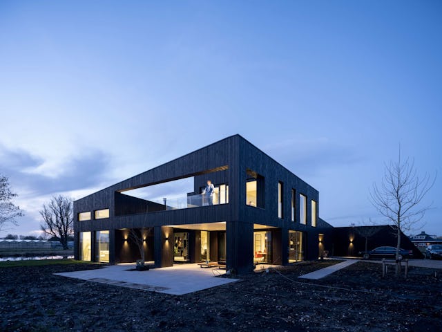 Villa Vuurlijn op een eiland in De Kwakel door Hoogeveen architecten. Beeld Ossip van Duivenbode