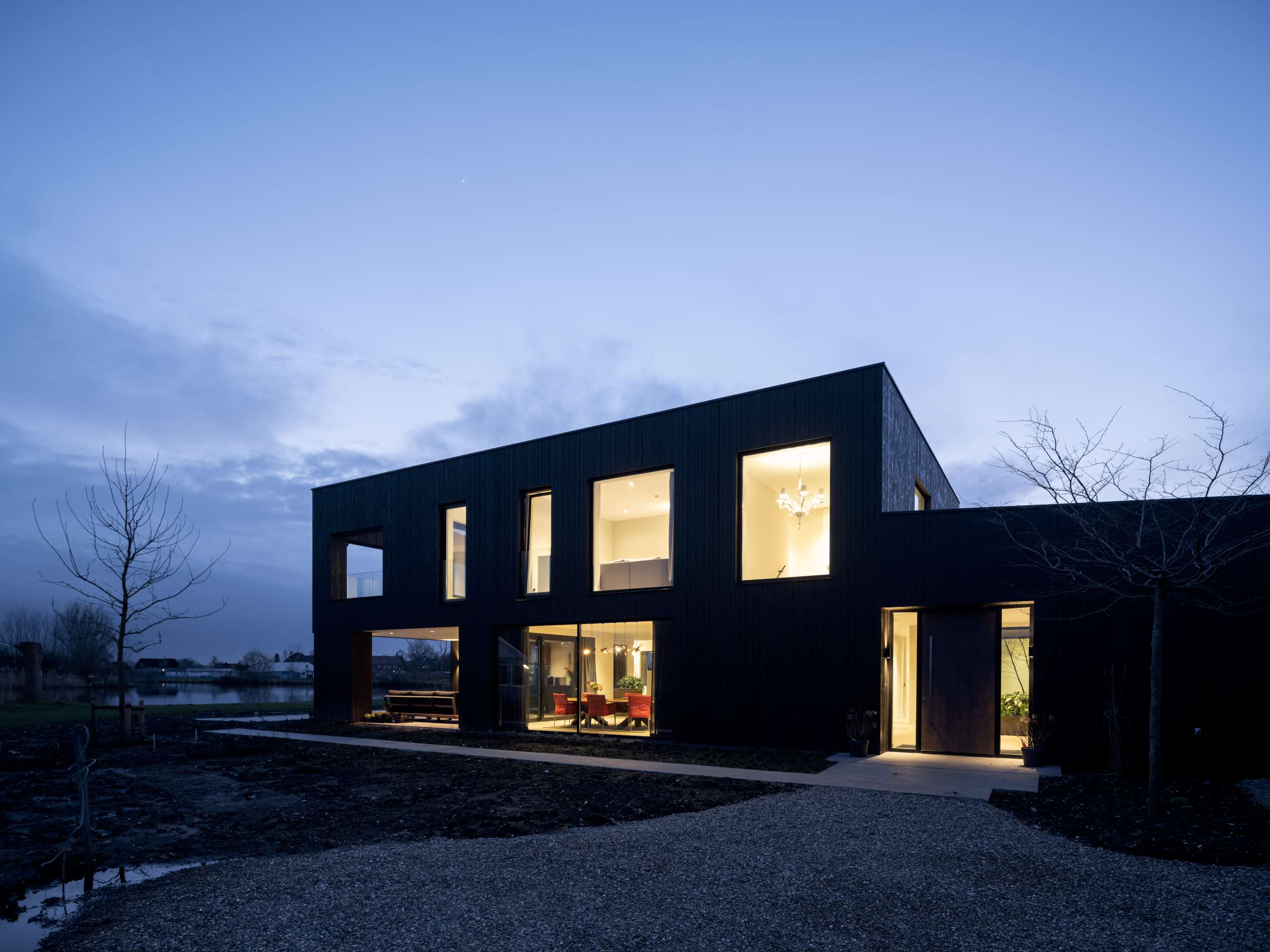 Villa Vuurlijn op een eiland in De Kwakel door Hoogeveen architecten. Beeld Ossip van Duivenbode