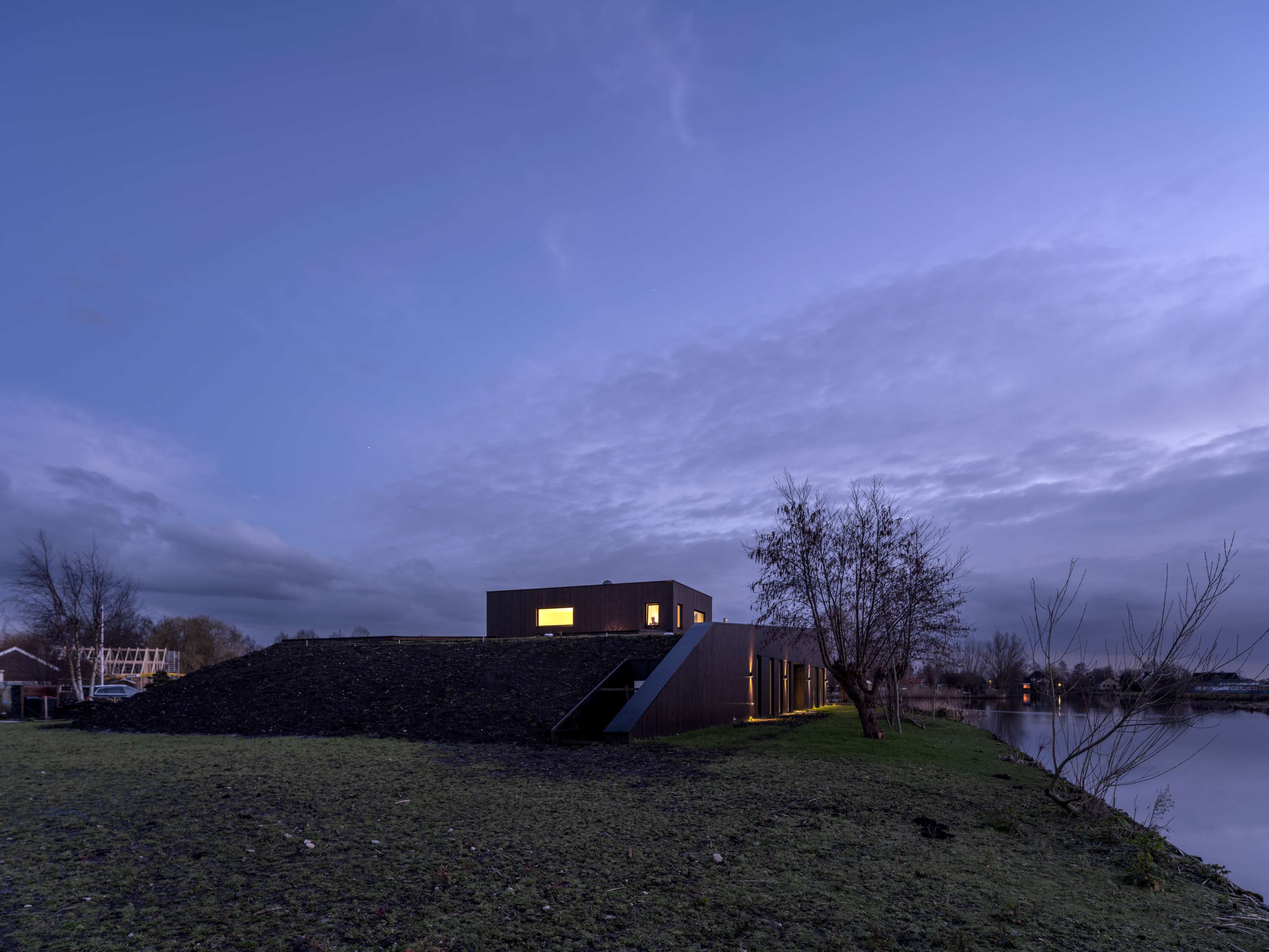 Villa Vuurlijn op een eiland in De Kwakel door Hoogeveen architecten. Beeld Ossip van Duivenbode