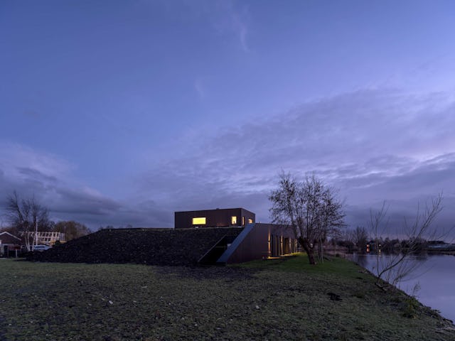 Villa Vuurlijn op een eiland in De Kwakel door Hoogeveen architecten. Beeld Ossip van Duivenbode