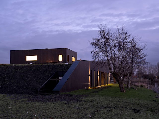 Villa Vuurlijn op een eiland in De Kwakel door Hoogeveen architecten. Beeld Ossip van Duivenbode