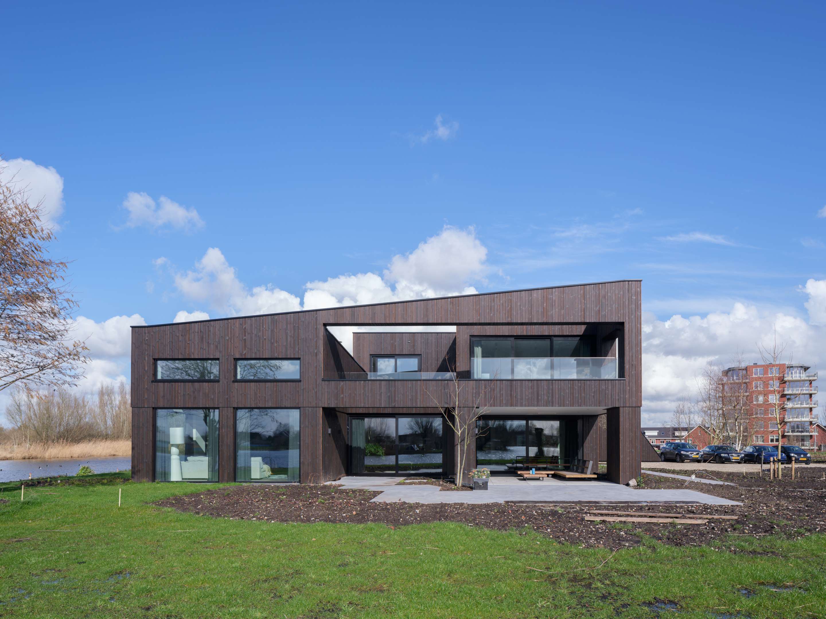 Villa Vuurlijn op een eiland in De Kwakel door Hoogeveen architecten. Beeld Ossip van Duivenbode