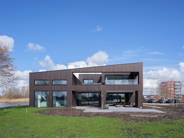 Villa Vuurlijn op een eiland in De Kwakel door Hoogeveen architecten. Beeld Ossip van Duivenbode