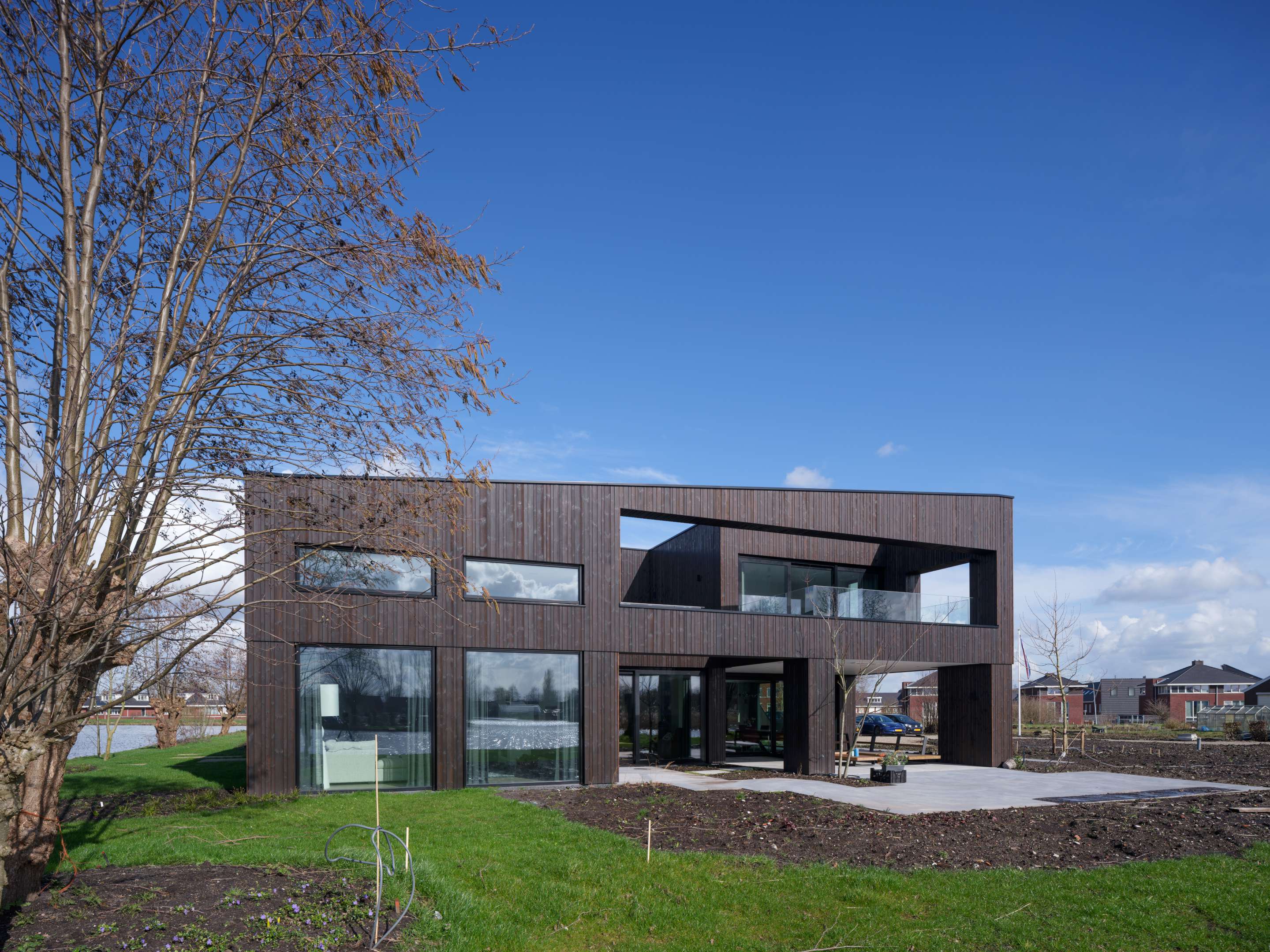 Villa Vuurlijn op een eiland in De Kwakel door Hoogeveen architecten. Beeld Ossip van Duivenbode