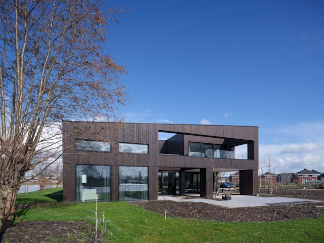 Villa Vuurlijn op een eiland in De Kwakel door Hoogeveen architecten. Beeld Ossip van Duivenbode
