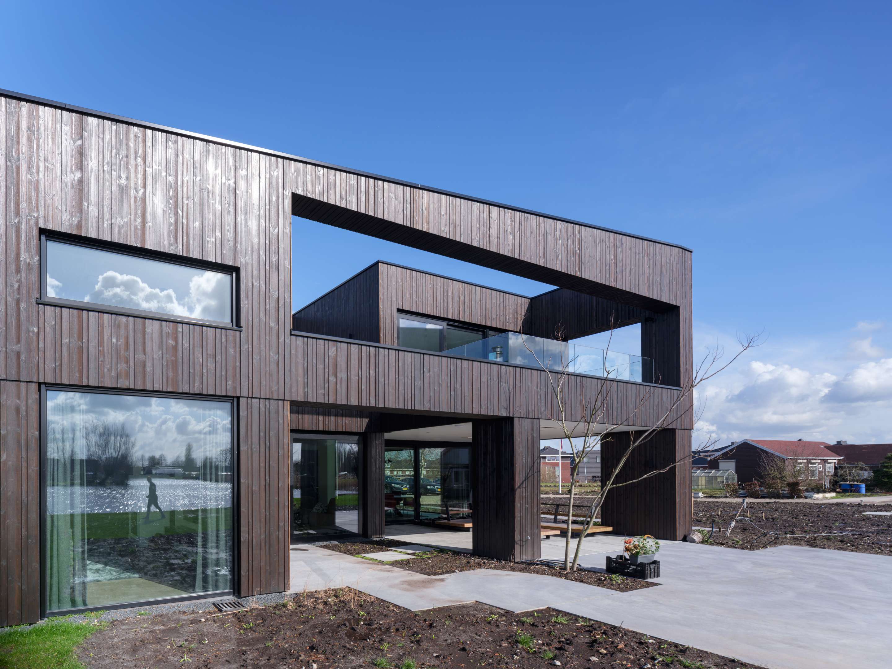 Villa Vuurlijn op een eiland in De Kwakel door Hoogeveen architecten. Beeld Ossip van Duivenbode