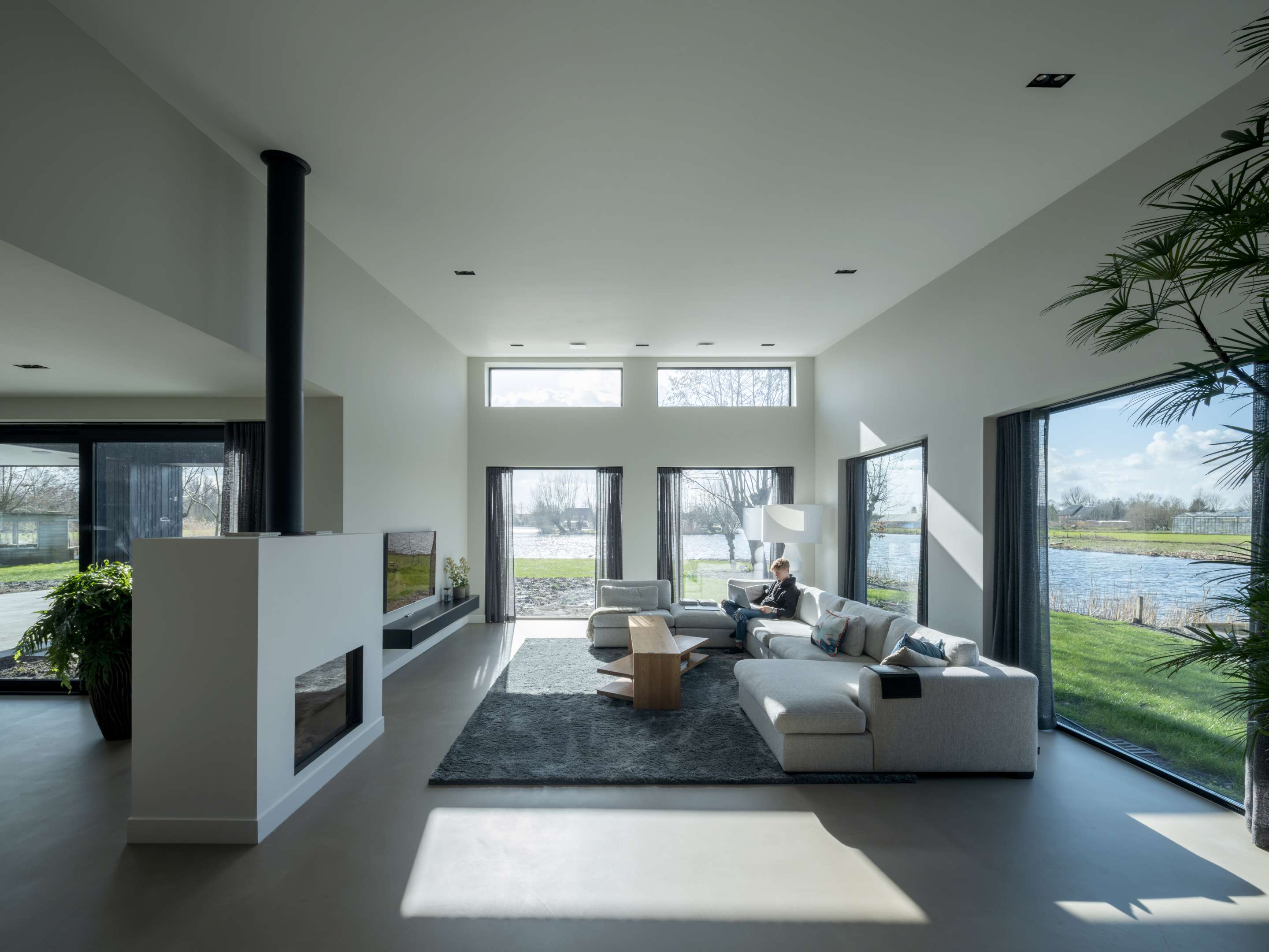 Villa Vuurlijn op een eiland in De Kwakel door Hoogeveen architecten. Beeld Ossip van Duivenbode