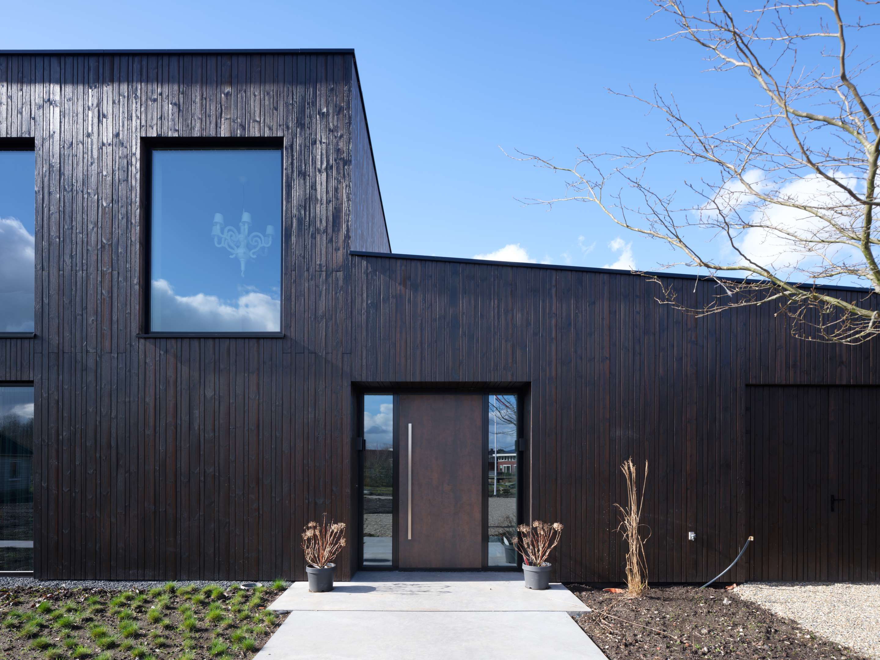 Villa Vuurlijn op een eiland in De Kwakel door Hoogeveen architecten. Beeld Ossip van Duivenbode
